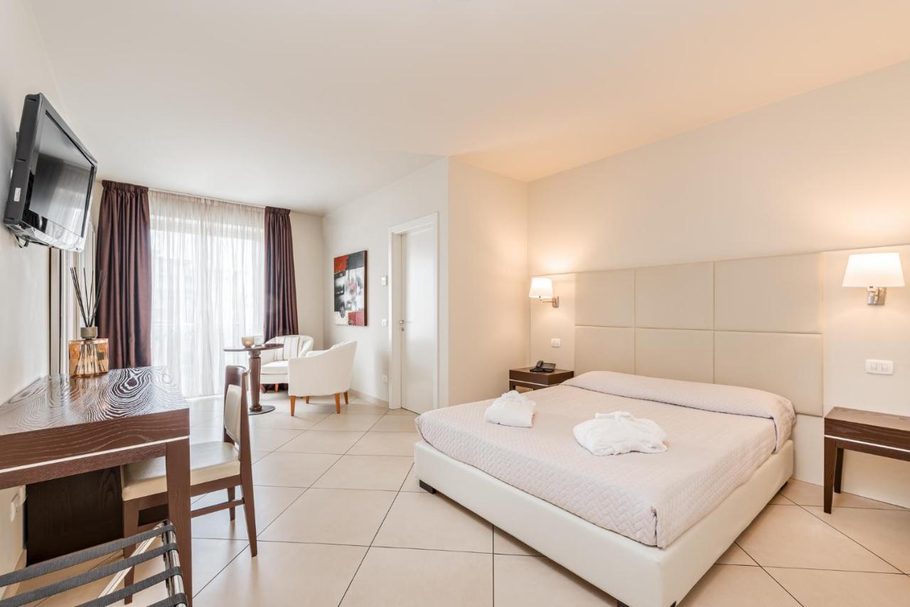 & Exclusive 3* Marina Di Carrara
