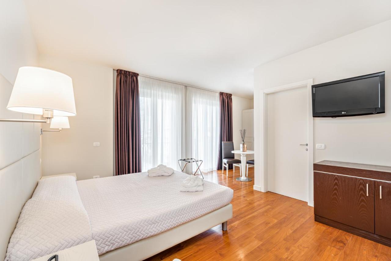 & Exclusive 3* Marina Di Carrara